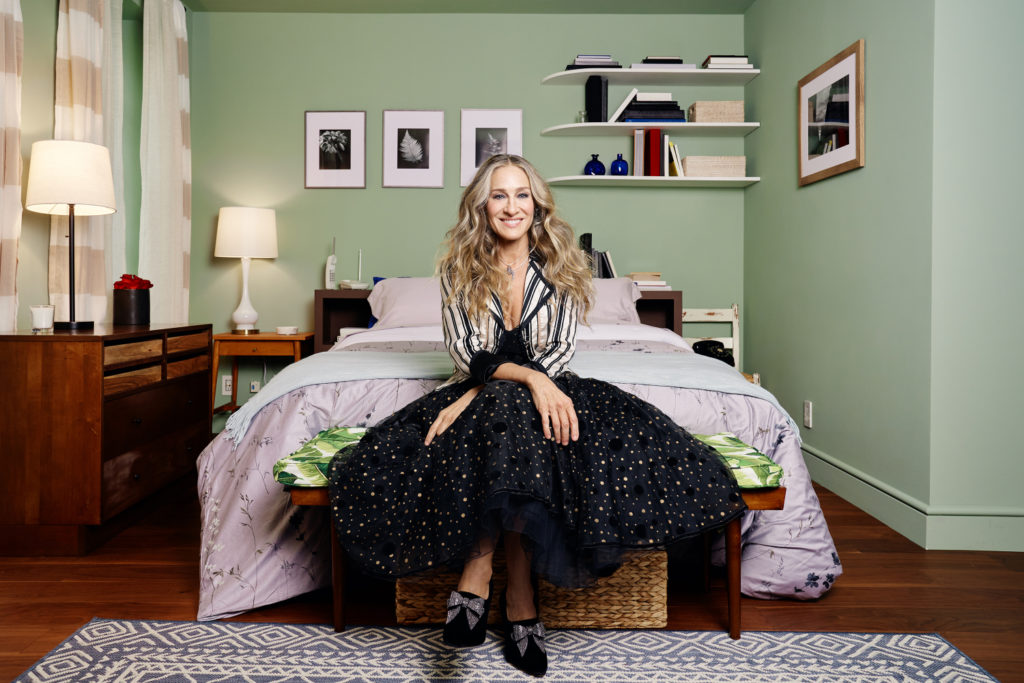 Sarah Jessica Parker als Carrie Bradshaw in haar appartement. Foto: Tara Rice